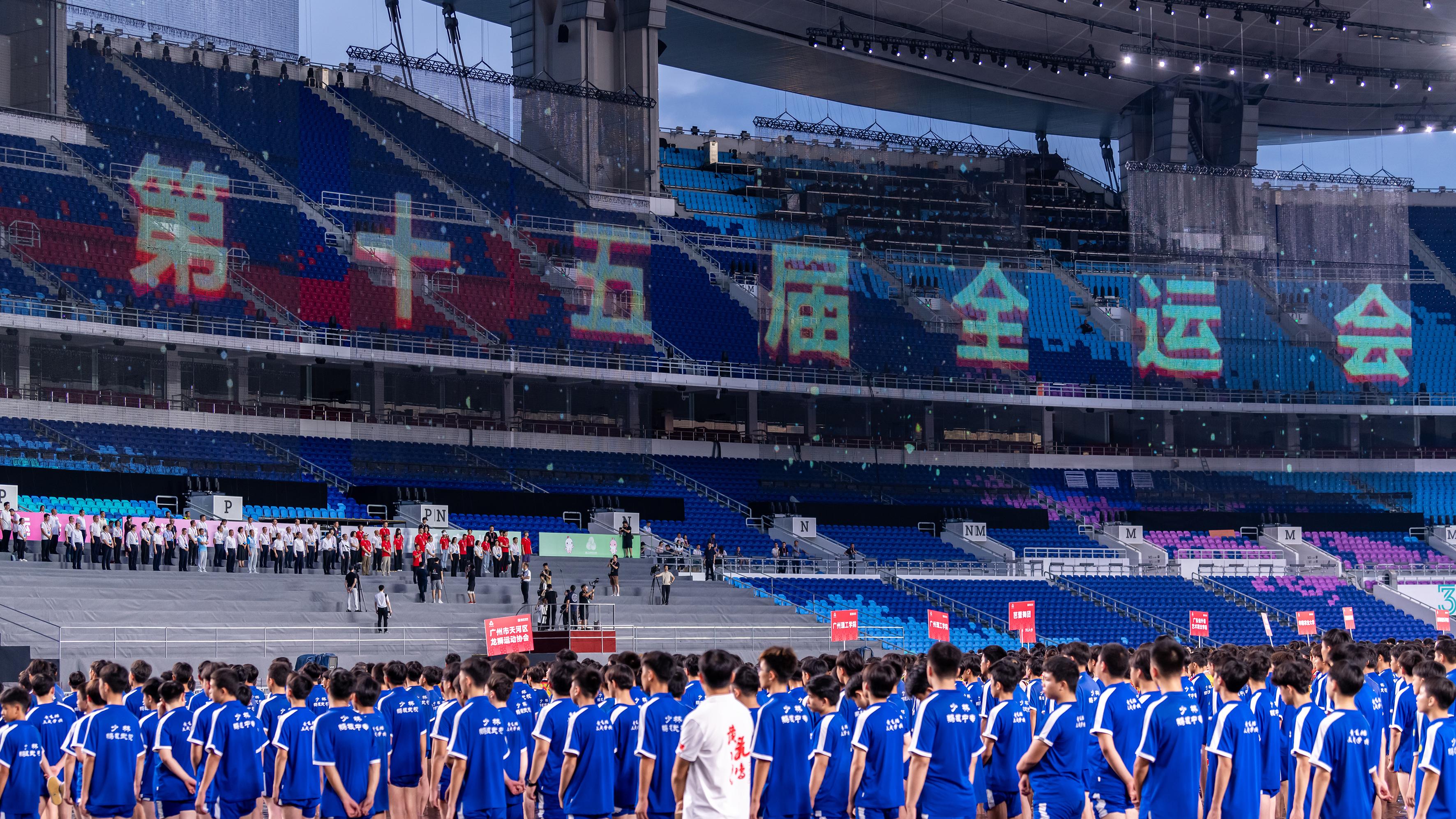 都承载情感, 围绕技术系, 的升华